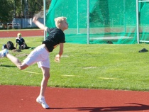 Eemeli Väisänen heittää keihästä seuracupin ensimmäisessä osakilpailussa.