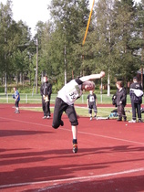 Mika Pesonen heitti viikkokisoissa 13-vuotiaiden A-luokan tuloksen.
