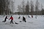 Kisojen aattopäivänä kaksi kovaa otti vastakkain. Sään haltija ei halunnut latua hiihtokuntoon, JuvU:n talkooporukka halusi. Talkooporukka voitti.