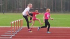 Aino Kiljunen laskeutumassa aidalta lähinnä kameraa.