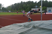 Ronaldo Lodi ylittää riman korkeudessa.