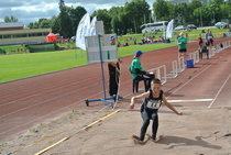 Jasper Suojala tulee laatikkoon niin että hiekka pöllähtää.