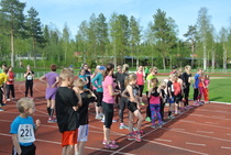 Kunniakierros-tapahtumassa oli kymmenittäin juoksijoita.