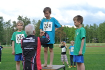 Palkinnot jakoi nimikkokisassaan JuvU:n Grand Old Man Matti Kaartinen. Pallilla P9 40 metrin kärkikolmikko Petteri Laakso, Martti Pesonen ja Sisu Ukkonen.