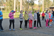 Vanhempien ikäluokkien sarjat starttaamassa 1,6 tai 2 km kisaan.