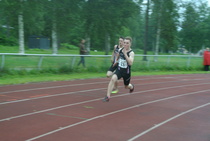 Joonas Liukkonen juoksee 300 metrin voittoon. Myöhemmin kesällä tuli viides sija 100 metrin P15-sarjan SM-finaalissa.