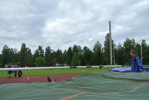 Joskus märkä kenttä yllättää ja liukastuneesta hyppääjästä näkyy patjan takaa vain jalka.