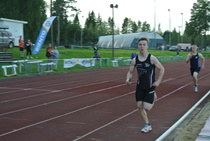 Joonas Liukkonen tuo kapulaa 4 x 800 metrin sekaviestissä. Toisesta osakilpailusta tuli niin paljon pisteitä, että JuvU selvisi kansalliseen finaaliin.