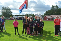 Seuran edustusjoukkue avausmarssilla, poislukien ne joiden piti olla jo verryttelemässä.