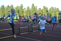 Silja Line -seurakisoissa pienimmät harjoittelivat jopa aitajuoksua.