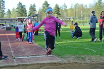 Kaikkein pienimpien ryhmä loikkakilpailussa.