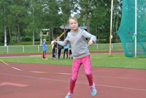 Vähän vanhemmilla on jo tekniikka paremmin hallussa, kuten Helmi-Emilia Poikkimäki keihään varressa osoittaa.