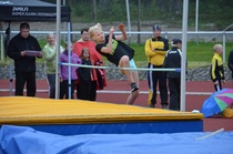 Milja Honkanen korkeushypyssä Vattenfallin toisessa osakilpailussa Ristiinassa.