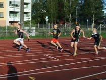 Ulommalla radalla Kalle Himanen ja Joona Suojala vaihtavat pm-viesteissä Pieksämäellä. 4 x 600 metrillä joukkue Jasper Suojala - Kalle Himanen - Waltteri Hämäläinen - Joona Suojala teki P13-sarjassa Suomen tilaston tämän kauden toiseksi kovimman ajan.