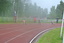 P13 200 m juostiin läpi sumusateen.
