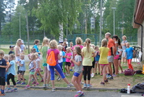 JuvU:n urheilukoulu liikutti kymmenittäin lapsia. Vetäjinä toimivat seuran omat juniorit.