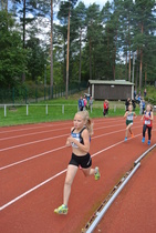 Saara Himanen rikkoi useita seuraennätyksiä T10-sarjassa. Tässä syntyy 1000 metrin ennätys Vihdissä.