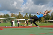 Hannali Lodi kehittyi korkeushypyssä kovasti. Tässä ylittyy Juvalla viisiottelukilpailussa oma ennätys 139, mikä parani vielä myöhemmin sentillä.