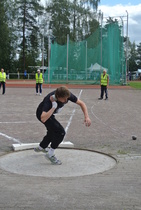 Panu Auvinen heitti 17-vuotiaiden SM-pronssia keihäässä, mutta tässä menossa vaihteeksi kuulantyöntö.