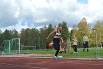 Iitu Purhonen irvistää T10-sarjan neliottelun päätteeksi.