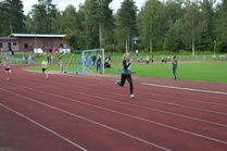 Vilma Ukkonen tuo ankkurina 13-vuotiaiden tyttöjen 4 x 100 metrin joukkueen erävoittoon ja kokonaiskilpailun pronssille.