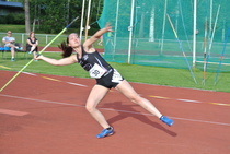 Aina ei seuracupissa omaa lajia ole, joten Milla Purhonenkin heittää tässä keihästä ja kerää seuralle pisteitä.