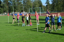 9-15 -vuotiaiden Etelä-Savon viestihuipentuma järjestettiin Juvalla. 9-vuotiaiden 8 x 40 m sukkulaviesti starttaamassa, JuvU:n joukkue ulkoradalla.