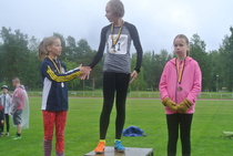 Sateinen kesä näkyy myös juhlakilpailujen T13-korkeuden voittajan Vilma Ukkosen ja pronssimitalisti Riina Laakson olemuksessa.