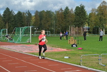 Moniottelut päättyvät aina raastavaan keskimatkaan, tytöillä 800 metriin. Anni Kaipainen oli juvalaisista nopein.