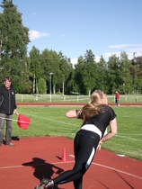 Tiia Kauppinen heitti T13 -sarjassa keihästä 41,46, Suomen tilastoissa kauden 8. paras tulos. Tässä syntyy 500 gramman keihäällä T17- ja T16 -sarjojen seuraennätys 33,11.