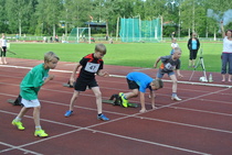 Vattenfall-seuracupin toinen osakilpailu järjestettiin Juvalla. Jaoston puheenjohtaja Minna Purhonen on jo ampunut lähtölaukauksen, mutta P11 60 m juoksijat eivät ole vielä ehtineet reagoida.