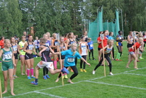 Joona Suojala ja Noora Laakso vaihtavat.