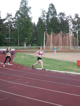 Marja Väisänen tuo 13-sarjan 4 x 600 metrin ankkurina JuvU:n kolmanneksi.