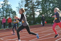 T13-viestissä Jenna Puranen ojensi kapulan Vilma Ukkoselle.