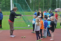 JuvU:n 80-vuotisjuhlakilpailuissa lajina oli mm. pallonheitto, jossa nuorimmat saavat opastusta sääntöihin.