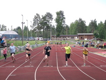 T13 -sarjan 60 metrillä loppuratkaisu oli senttipeliä. JuvU:n Marja Väisänen radalla 5 kolmas, Terhi Suikki radalla 4 neljäs.
