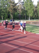 4 x 600 metrin viestin toisella osuudella JuvU:n 11-vuotiaiden joukkue oli vielä 13-vuotiaita edellä, kapulaa vievät Pihla Suikki kolmantena ja Katja Kaipainen viidentenä.