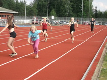 11-vuotiaiden tyttöjen 4 x 50 metrin viestin viimeinen vaihto, Noora Laakso tuo kapulaa Mimmi Hyppöselle. JuvU oli toinen.