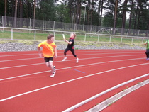13-vuotiaiden poikien 4 x 100 metrillä Joonas Liukkonen valmistautuu ottamaan viestin vastaan Konsta Kauppiselta.