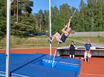 Oosa Kantanen seuracupin seiväshypyssä.