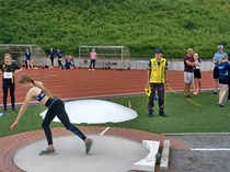 Silja Jäntti työntää kuulaa piirihuipentumassa.