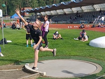 Jami Piispa työntää kuulaa piirihuipentumassa.