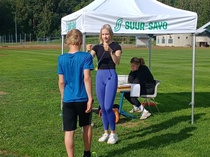 JuvU otti P13-sarjassa kaksoisvoiton kuulassa. Maajoukkuenainen Neea Käyhkö ojentaa kultamitalin Veikko Suikille.