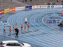 Yli vuosikymmenen "korpivaelluksen" jälkeen päätöskaudellaan JuvU:n edustajaksi palannut Viivi Avikainen Lahden Kalevan kisojen 100 metrin aitojen alkuerässä sisimmällä radalla.