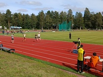 Miesten 100 metriä voittaa keskellä tummassa asussa Polvijärven Urheilijoita edustanut Juvan Urheilijoiden kasvatti Joonas Liukkonen. Sekunnin sadasosalla häviää 16-vuotias Juho Venäläinen, seuraavan vuoden 400 metrin Suomen mestari.