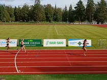 Viivi Avikainen voittaa eränsä naisten 100 metrillä uudella JuvU:n ennätyksellä 12,43, joka riittää kokonaiskilpailun viidenteen sijaan.