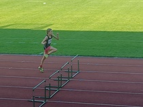 Sofia Jäntti aitoo juniorien piirihuipentumassa.