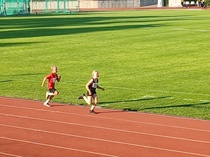 Venla Tarkiainen kirii piirinmestaruuteen T9 1000 metrillä.