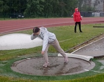 Silja Jäntti työntää kuulaa, vaikka vettä tulee kuin saavista kaataen.