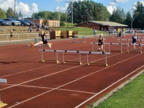 Seuracupin toisessa osakilpailussa Venla Tarkiainen näyttää muille sekä kantapäitään että aitomisen mallia.